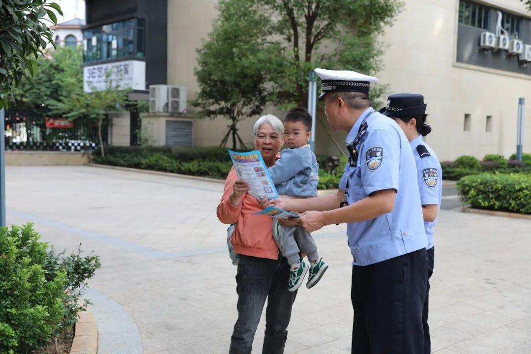 柳州交警携手社区民警进社区，深入家庭开展交通安全宣传活动  第5张
