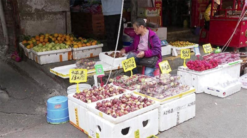 秋冬水果上市，草莓价格如何？记者走访揭秘