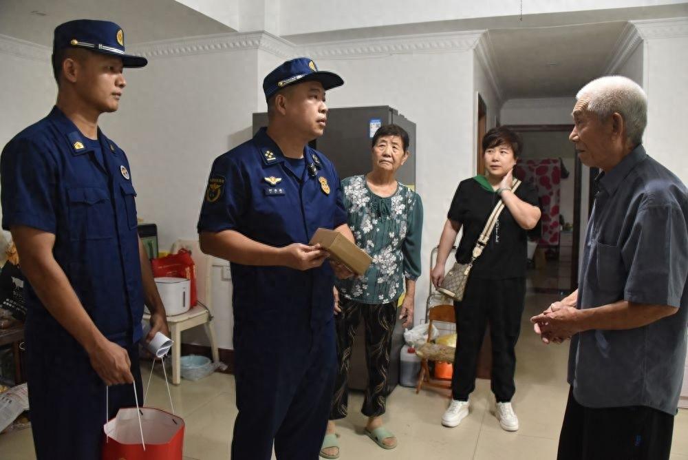 299 个失能老人家庭，消防人员逐户送安全，这五件套你家有吗？