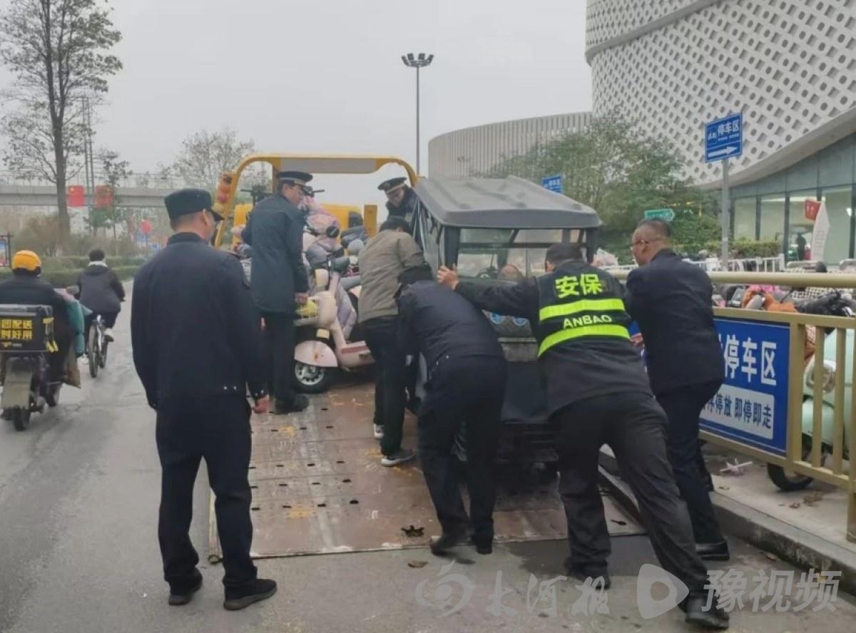 安阳市开展违规侵占无障碍设施专项整治行动，让城市盲道不再忙  第2张