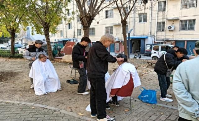专业理发师进社区，免费义剪传递温暖，你还不来？  第1张