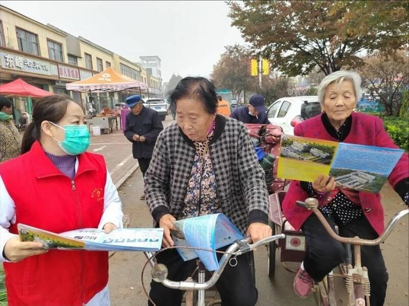 健康义诊服务团队化身摊主，为基层群众带来优质诊疗服务  第2张