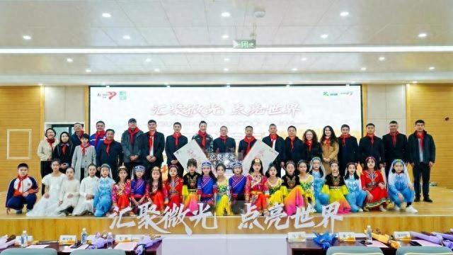 300 万乡村教师成最好礼物，2024 个微光健康包为他们送来关爱  第1张