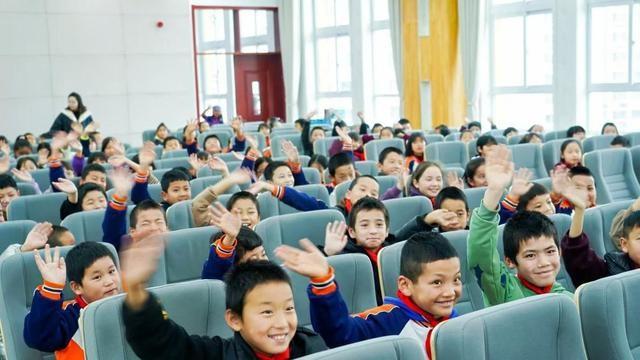 300 万乡村教师成最好礼物，2024 个微光健康包为他们送来关爱  第2张
