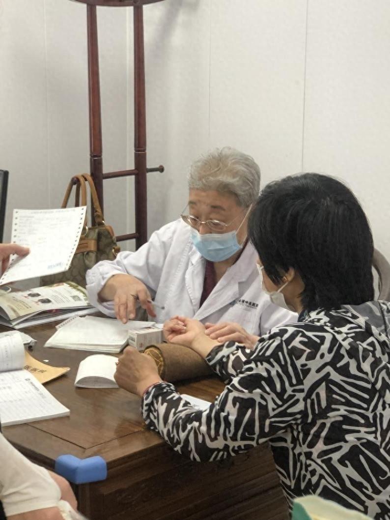 80 岁老中医坚守一线 50 余年，她的医术到底有多厉害？