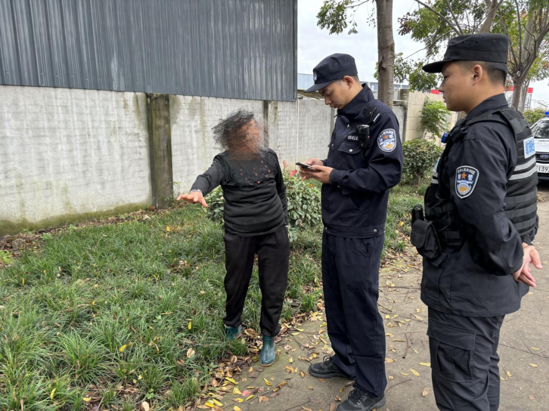 老人衣着单薄路边挥舞双手，究竟发生了什么？湖州民警助其回家  第1张
