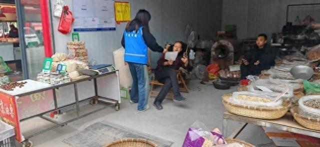 安居街道网格员：情暖社区，爱在初冬，为居民送上冬日温暖  第1张