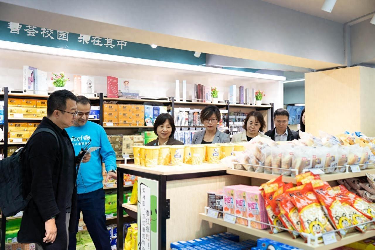 杭州一中学超市设红绿灯标签，食品也分三六九等？