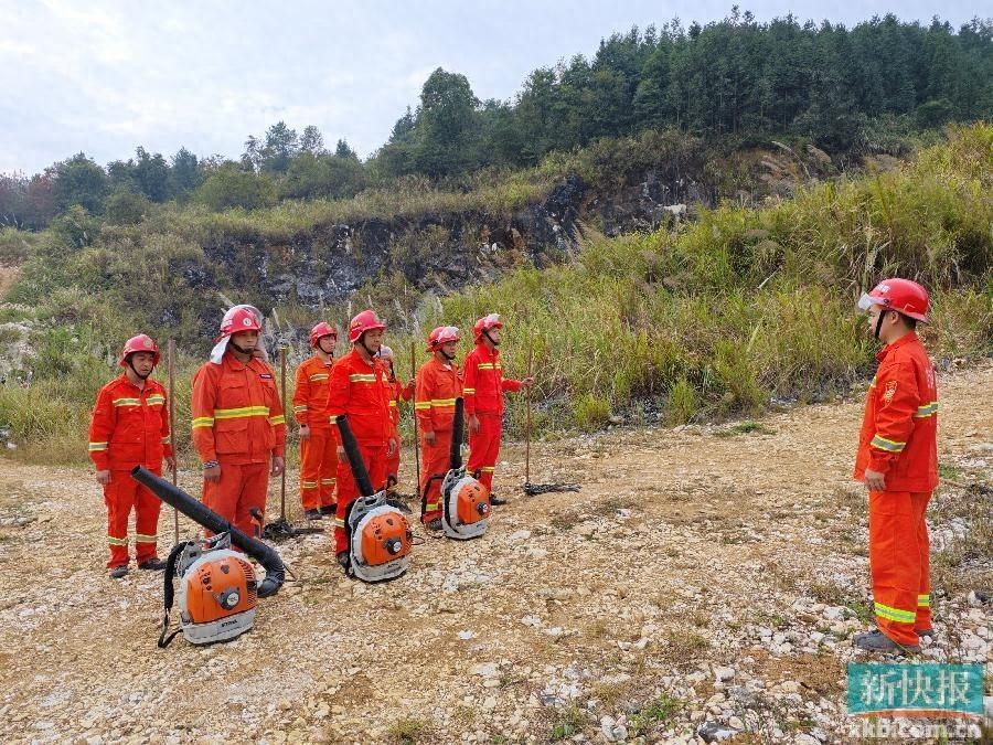 10 亩森林突发大火，清远阳山扑灭火小队迅速集结  第1张