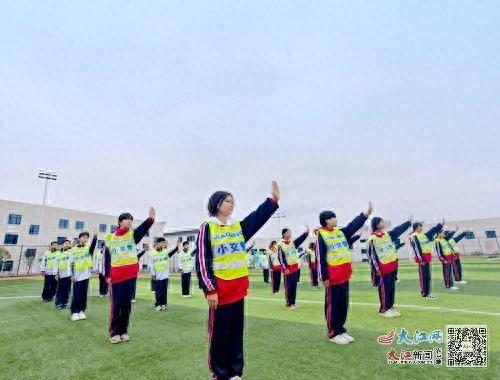 万载县首支少年交警队成立，为学生交通安全保驾护航  第1张