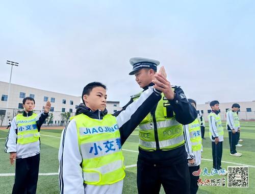 万载县首支少年交警队成立，为学生交通安全保驾护航  第3张
