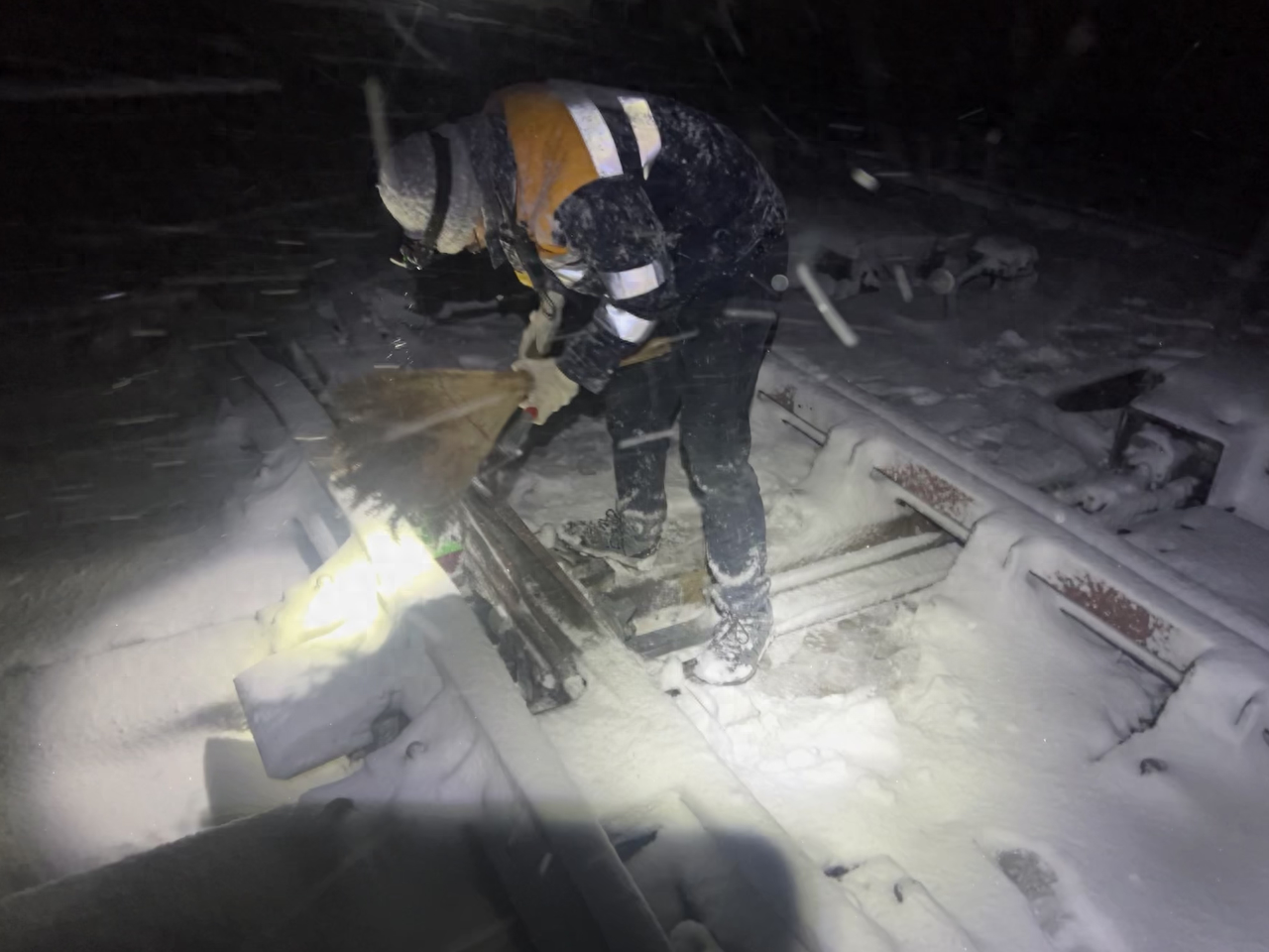 青藏铁路关角山地区遭遇大雪，信号工区工长带领职工紧急除雪
