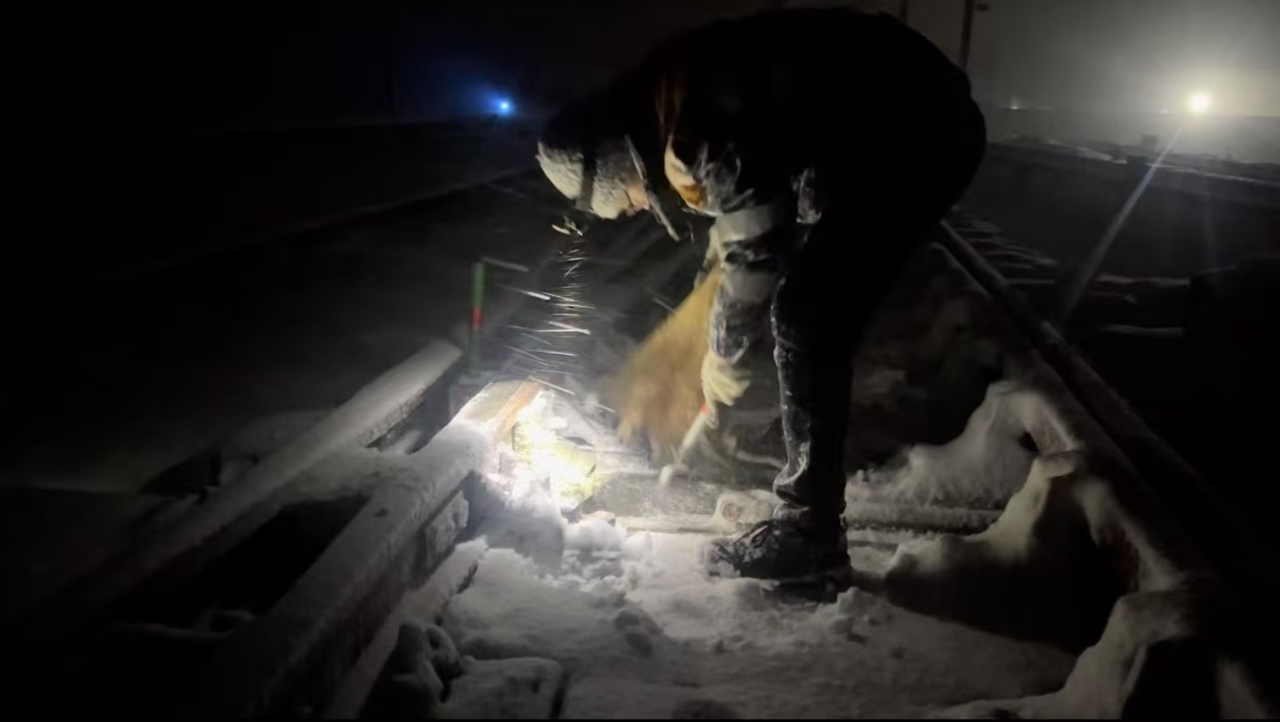 青藏铁路关角山地区遭遇大雪，信号工区工长带领职工紧急除雪  第2张