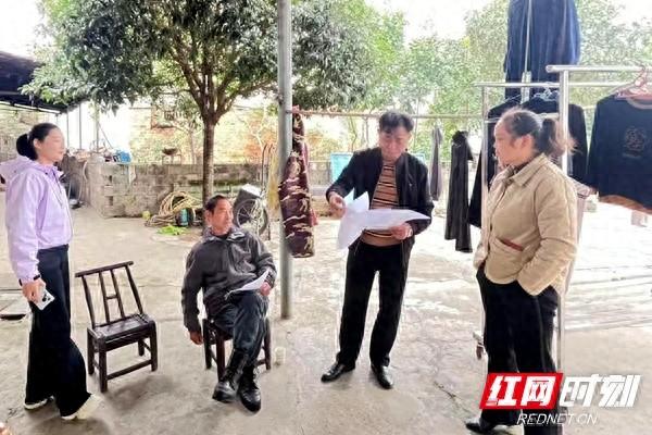 工作人员提醒居民注意冬季用电用火安全，你做到了吗？  第1张