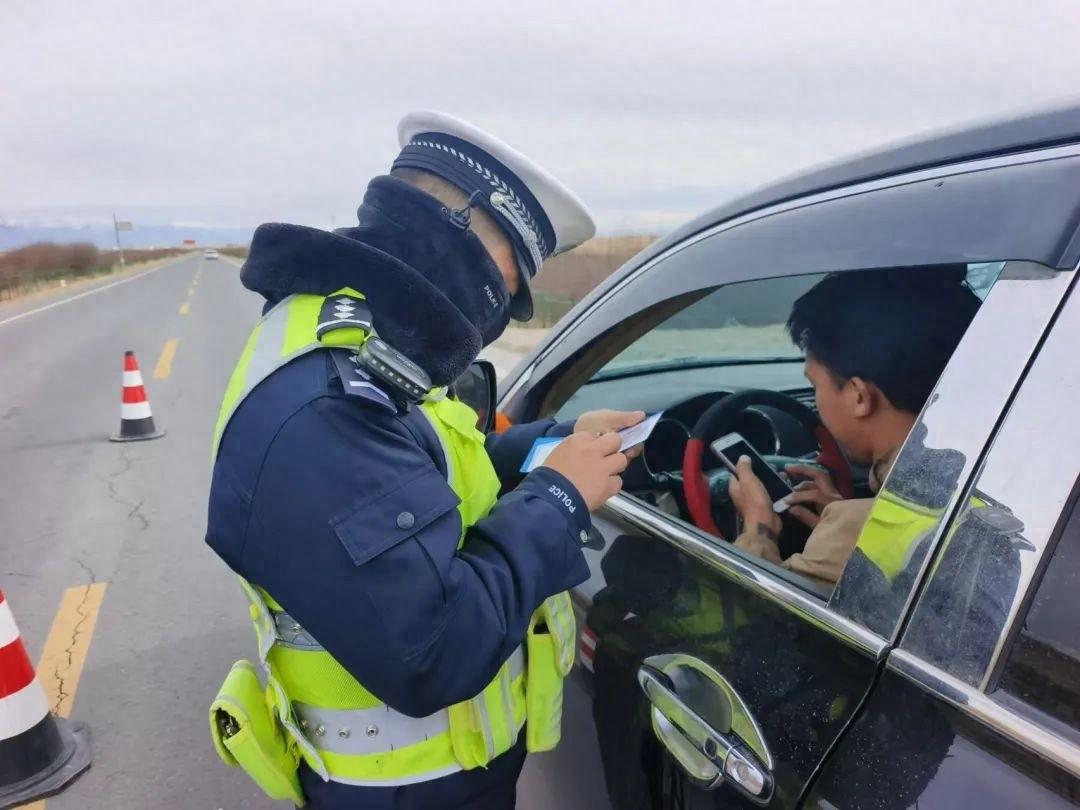 海南交警集中整治农村交通违法行为，确保冬季道路安全  第1张