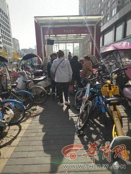 西安地铁 2 号线航天城站 B 口关闭，市民出行竟如此艰难？