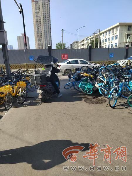 西安地铁 2 号线航天城站 B 口关闭，市民出行竟如此艰难？  第3张