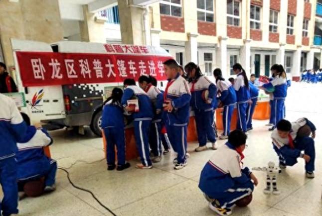 神奇！南阳科普大篷车驶入小学，点燃全校师生探索科学的热情