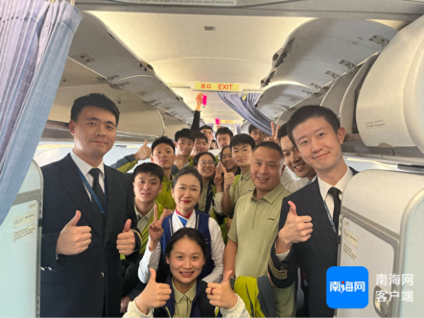 代表重庆参加全国少数民族运动会的运动员们，在南航航班上竟做了这件事