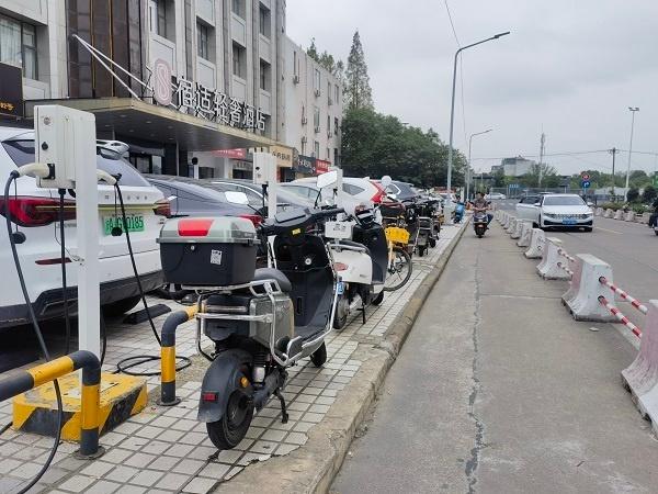 浦东新区康桥镇 1.8 公里康花路，几十年没有人行道，市民出行安全隐患大  第2张