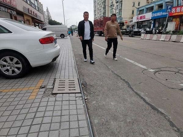浦东新区康桥镇 1.8 公里康花路，几十年没有人行道，市民出行安全隐患大  第3张