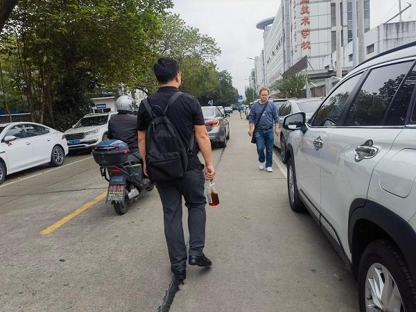 浦东新区康桥镇 1.8 公里康花路，几十年没有人行道，市民出行安全隐患大  第8张