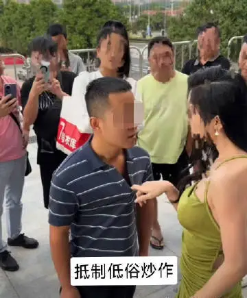 条纹哥车展凝视女模特引争议，官方发声，账号已被封禁  第2张