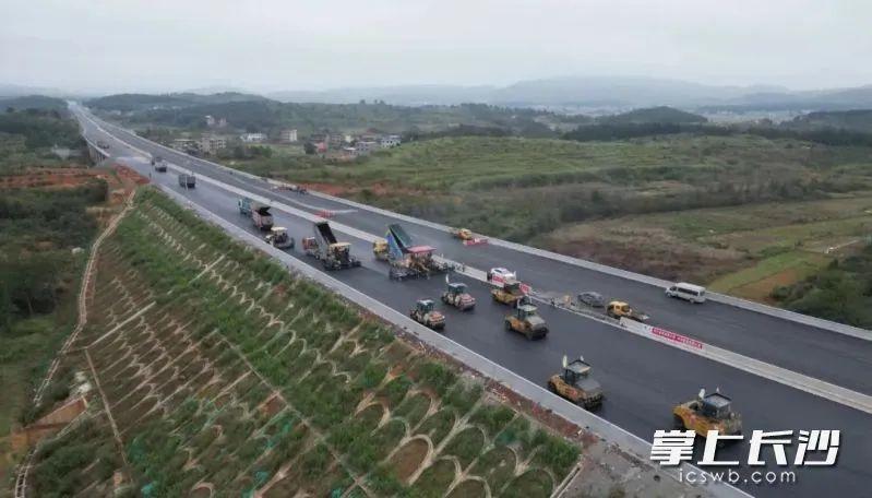 益常高速扩容工程路面施工完毕，年底通车指日可待