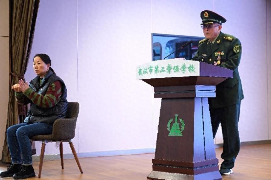军休干部走进聋哑学校，讲述英勇事迹，同学们掌声热烈