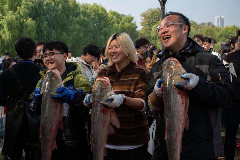高校万人捕鱼庆校庆，这场面你见过吗？  第2张