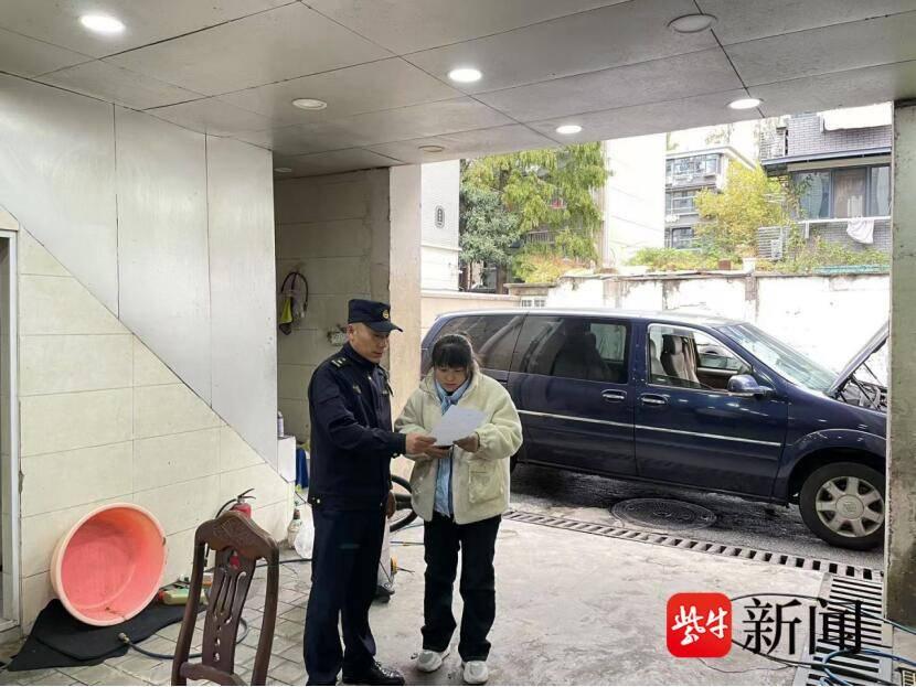 洗车场规范运营，宁海路街道城管中队发放车辆清洗服务告知信