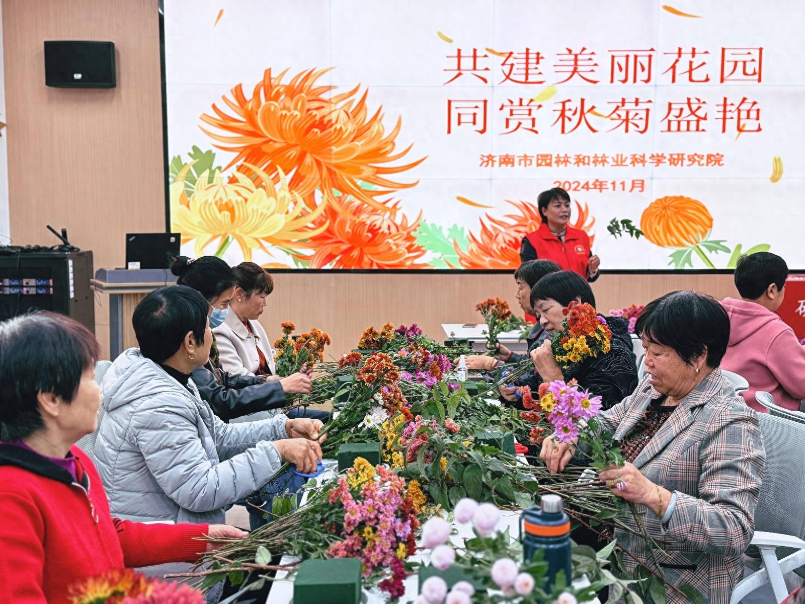 共建美丽花园，同赏秋菊盛艳！济南这一社区的活动太有意义了  第1张