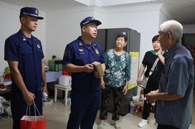 安全送上门，消防员为失能老人家庭筑牢防火墙