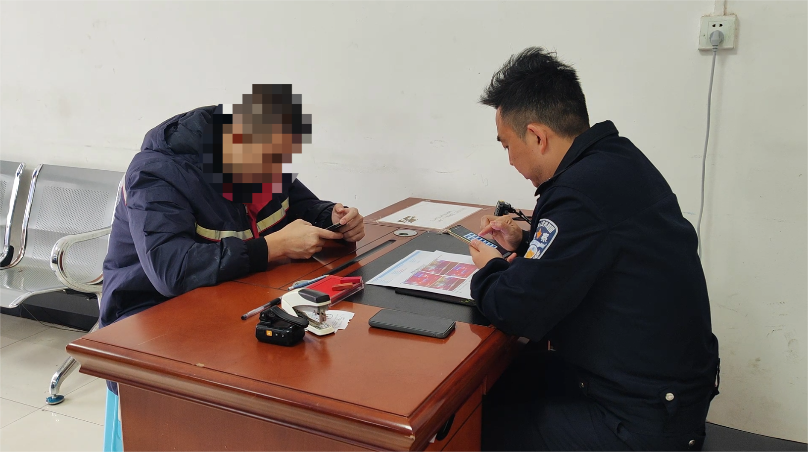 孩子竟将头伸出轿车天窗兜风？家长心太大！凯里交警出手了  第2张