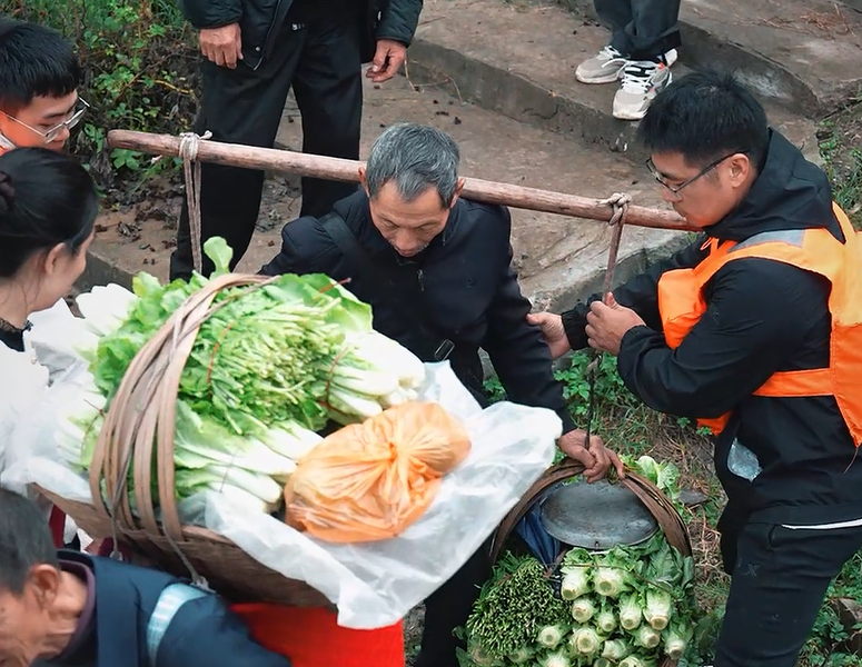 长江上最后的水上公交！承载着老人们的希望，明天 11 点带你感受淳朴温情  第3张