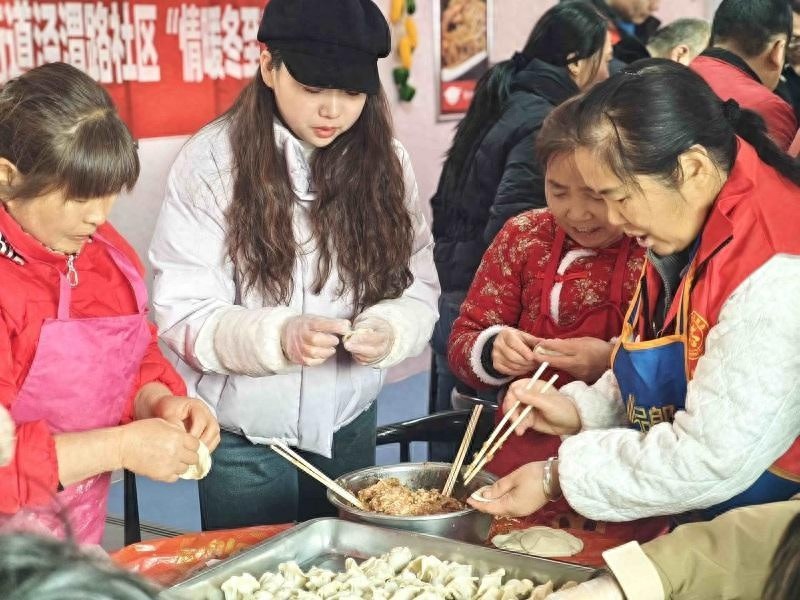 冬至暖心活动：社区居民齐聚一堂，包饺子、玩游戏，欢乐氛围爆棚  第1张