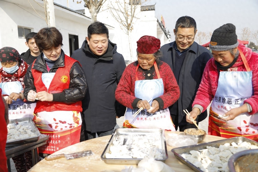 100位老人齐聚幸福饺子宴，浓浓民族情温暖冬日乡村  第1张