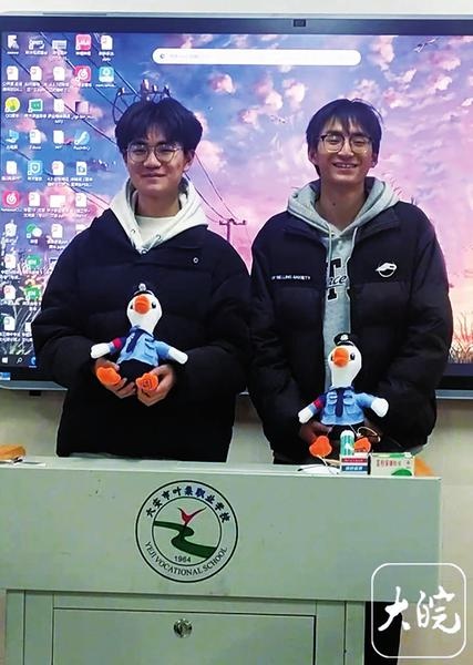 高中生放学路上捡到走失老人，警方赠送警鹅玩偶表扬善举