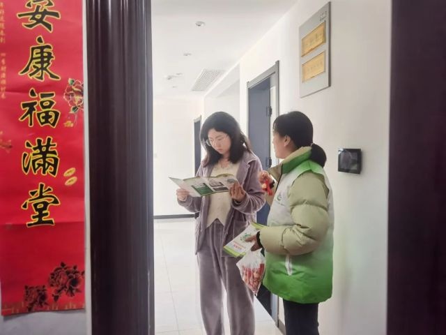 崮云湖街道掀起垃圾分类热潮，志愿者深入社区普及环保知识，你准备好了吗？  第4张