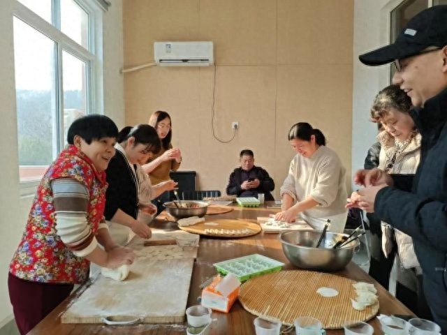 冬至大如年，饺子香飘邻里情，社区共聚一堂温暖冬日
