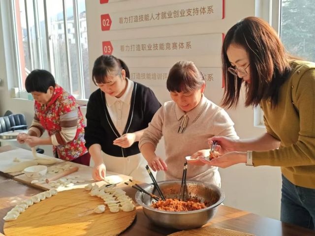 冬至大如年，饺子香飘邻里情，社区共聚一堂温暖冬日  第2张