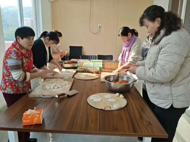 冬至大如年，饺子香飘邻里情，社区共聚一堂温暖冬日  第3张