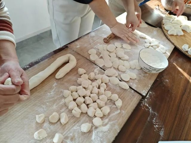 冬至大如年，饺子香飘邻里情，社区共聚一堂温暖冬日  第4张