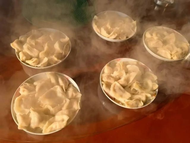 冬至大如年，饺子香飘邻里情，社区共聚一堂温暖冬日  第5张