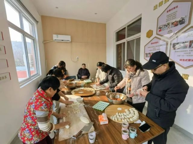 冬至大如年，饺子香飘邻里情，社区共聚一堂温暖冬日  第6张