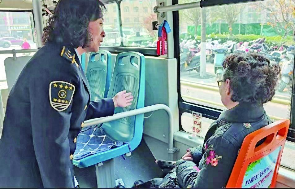 揭秘西安17路公交新设施：呼叫铃如何让老年乘客倍感温暖？