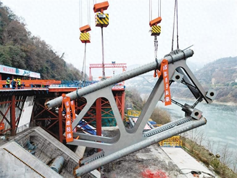 惊！西渝高铁安康汉江大桥首节拱肋吊装成功，全国最大跨度高铁桥建设进入新阶段