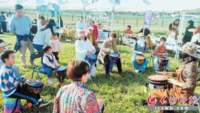 冬日暖阳下的千人K歌狂欢：马栏山鸭嘴公园掀起全民文艺热潮
