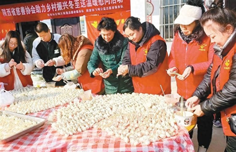 冬至暖心行动：志愿者为山区留守老人包饺子，温暖传递在大山深处