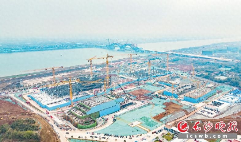 湘江院士港封顶！2026年完工，科技服务中心加速建设中，未来科研基地抢先看